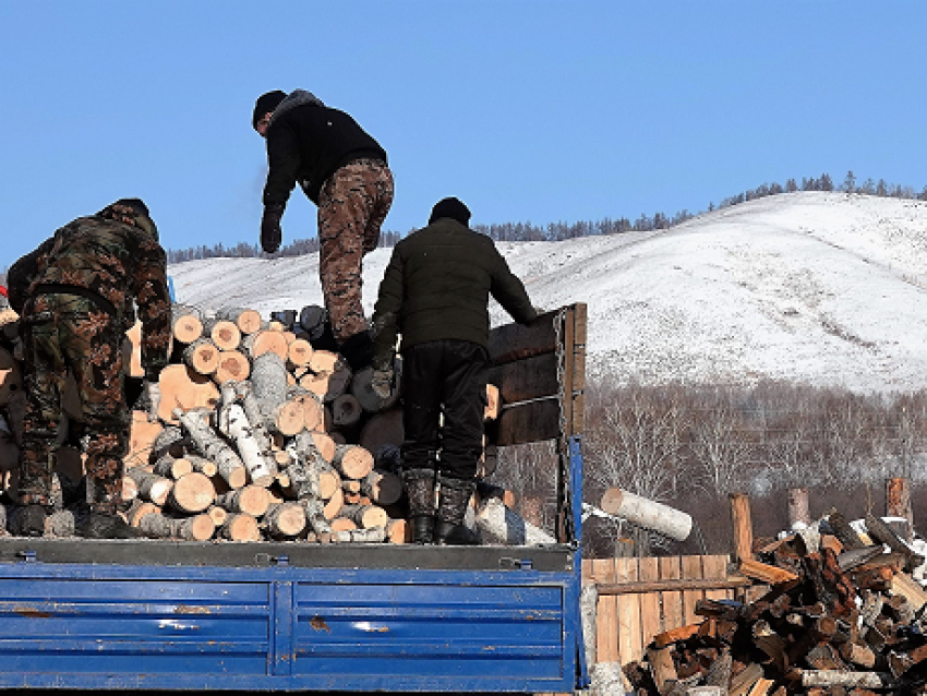 Нерчинские лесники продолжают доставлять дрова семьям мобилизованных земляков